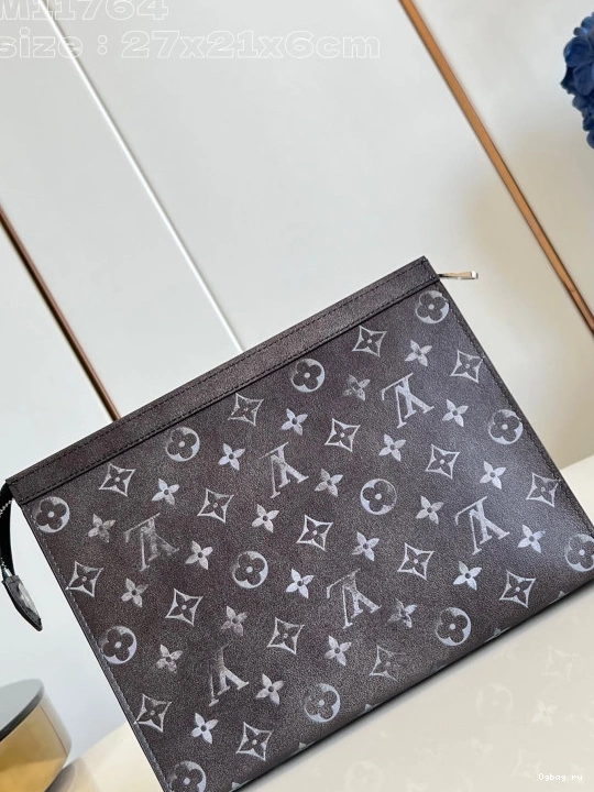 POCHETTE VOYAGE-27*21*6CM VUITTON LOUIS 0726